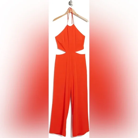 Elevate your wardrobe with this halter-neck jumpsuit. - Picture 1 of 3